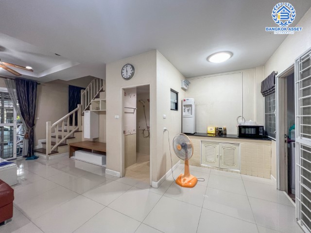 ทาวน์เฮ้าส์มือสองย่านนนทบุรี ม.ลิฟวิ่งพาร์ค พระราม5 เนื้อที่เกือบ 20 ตร.ว. ฟังก์ชัน 3 ห้องนอน 3 ห้องน้ำ 2 ที่จอดรถ บ้านสภาพดี พร้อมเข้าอยู่ มาพร้อมของแถมเพียบ!  3 เครื่องปรับอากาศ, 2 เครื่องทำน้ำอุ่น ฯลฯ บนทำศักยภาพ ใกล้ท่าน้ำนนท์ ทางด่วน "ศรีรัช" รีบจองเลย!